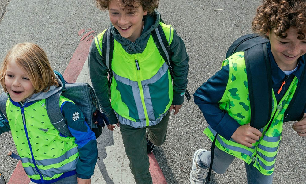 Kids dragen fluorescerende kledij GoFluo